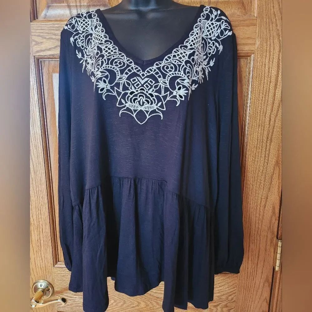 Embroidered V-Neck Long Sleeve Women's Top in Navy